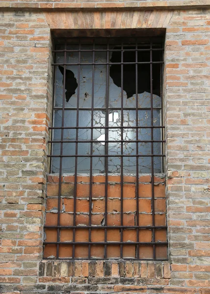 Fenster eines verlassenen Hauses eingeschlagen — Stockfoto