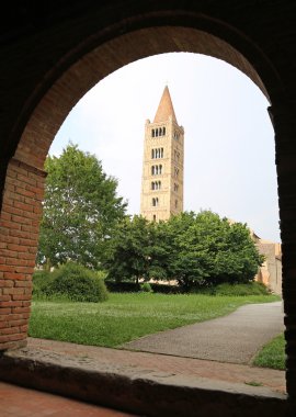 m bir yay tarafından çevrili Pomposa Manastırı çan kulesi