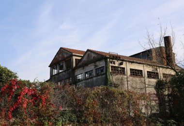 Avrupa'nın yüksek baca ile büyük abbandoned fabrika