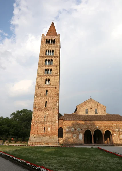 Abadia medieval de Pomposa, no Vale do Pó da Emília Romanha em — Fotografia de Stock