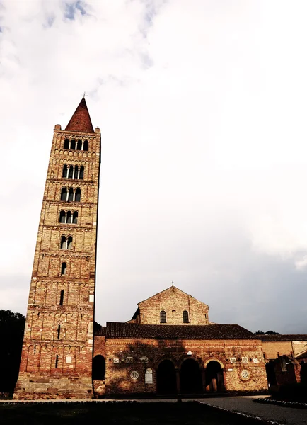 Mais alta torre e abadia beneditina da Pomposa na Itália — Fotografia de Stock