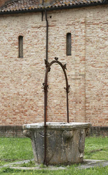 Brunnen zum Sammeln von Regenwasser im Kreuzgang der historischen Kirche — Stockfoto