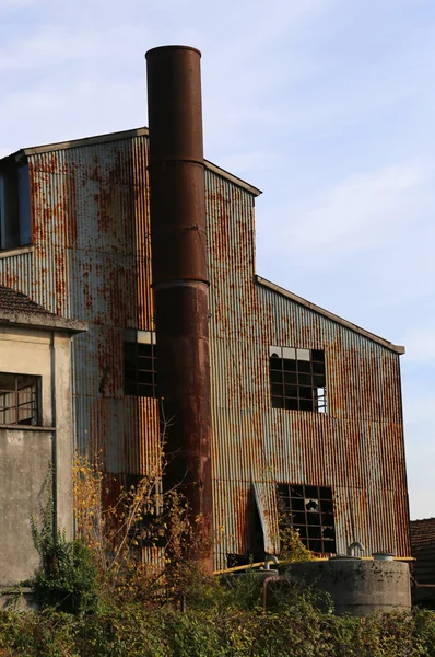 Grote abbandoned fabriek met hoge schoorsteen in Oost-Europa — Stockfoto