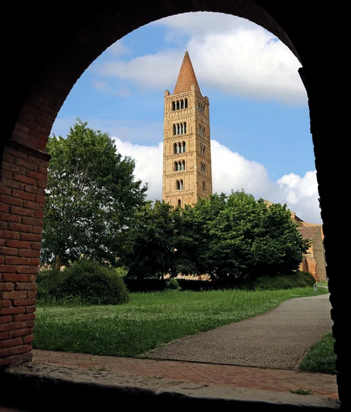 Antiga torre sineira da abadia de Pomposa, no centro da Itália — Fotografia de Stock
