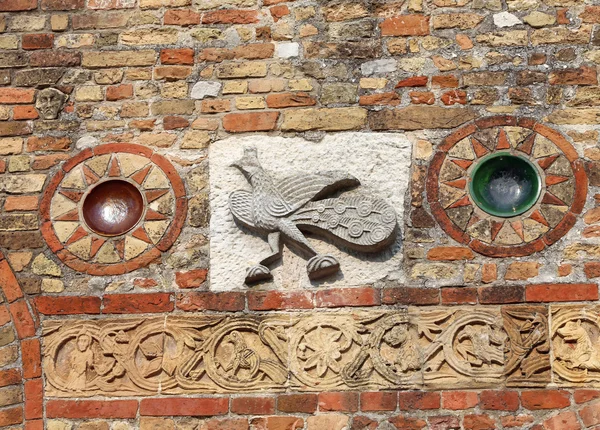 Detalhes da escultura na fachada da Abadia de Pomposa na Itália — Fotografia de Stock