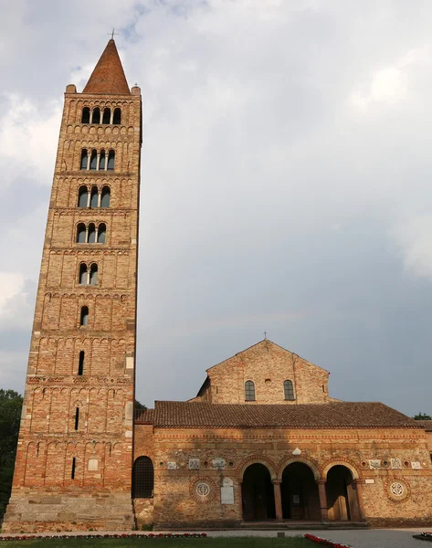 Campanario más alto y abadía benedictina de la Pomposa —  Fotos de Stock