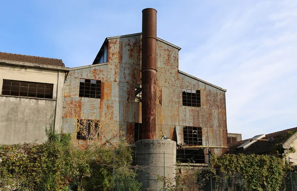 Zeer grote abbandoned fabriek met hoge schoorsteen — Stockfoto
