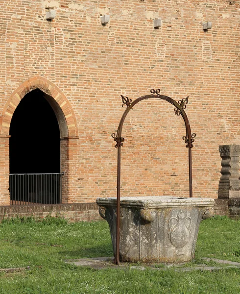 Puits pour recueillir l'eau de pluie dans l'abbaye de Pomposa en Italie — Photo