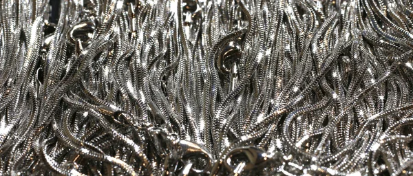 Блестящий анодированный алюминий и плетеные ожерелья на продажу — стоковое фото