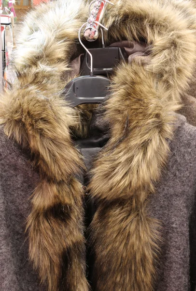 女性のための販売のファー襟付きコート — ストック写真