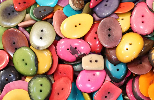 Bottoni colorati realizzati con semi di palma essiccati nel negozio etnico — Foto Stock
