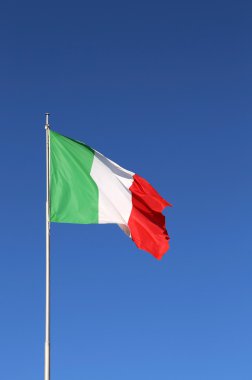 mavi gökyüzünde sallayarak büyük İtalyan bayrağı