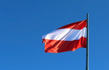 mavi gökyüzünde sallayarak büyük Avusturya bayrağı