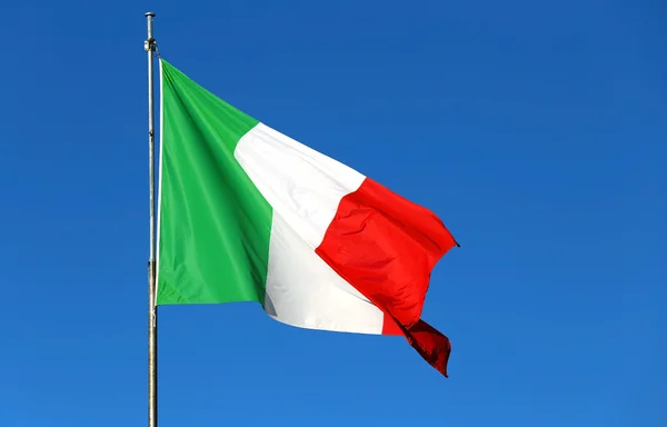 Italienische Flagge weht am Himmel ohne Wolken — Stockfoto