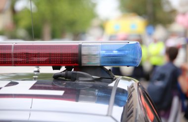 Kırmızı ve mavi yanıp sönen ışıklar polis bir ayaklanma sırasında devriye