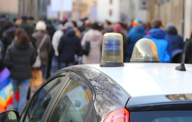 polis arabası protestocular yolda eşlik.
