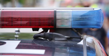 şehirde devriye polis arabası üzerinde yanıp sönen ışıklar