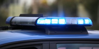 arabalar arasında bir kovalamaca sırasında polis arabasının mavi yanıp sönüyor