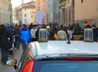 polis arabası protestocular sokak protesto sırasında eşlik.
