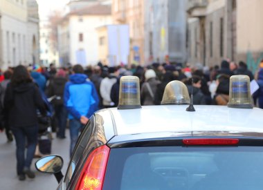 protestocular sokak ve polis bir protesto sırasında isyan