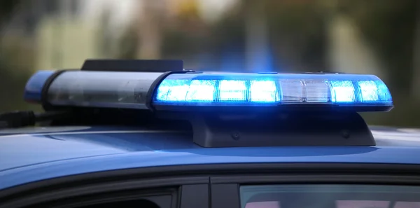 Синій блимає поліцейський автомобіль під час погоні між машинами — стокове фото