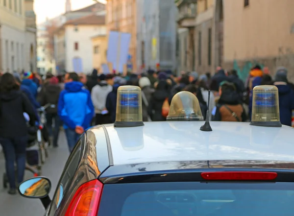 Carro da polícia escoltou os manifestantes durante um protesto de rua — Fotografia de Stock