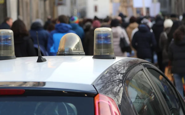 Polis arabası protestocular sokak protesto sırasında eşlik. — Stok fotoğraf