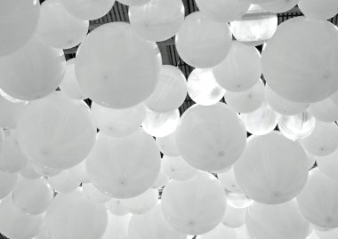 birçok balon bir tören ve cel sırasında tavandan asılı