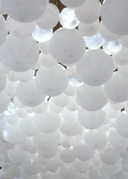 Много воздушных шаров, свисающих с потолка во время церемонии и чел — стоковое фото