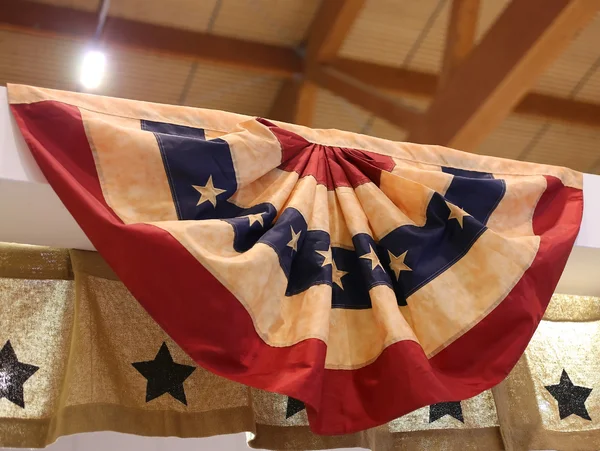 Amerikanische Flagge hängt im Industrielager — Stockfoto