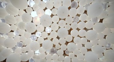 birçok balon bir tören ve cel sırasında tavandan asılı