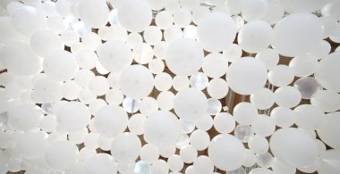 birçok balon bir tören ve cel sırasında tavandan asılı