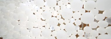 birçok balon bir tören ve cel sırasında tavandan asılı