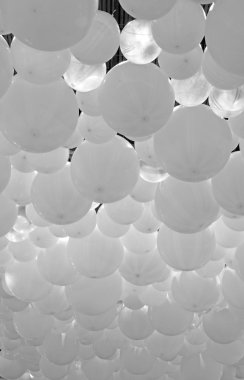 birçok balon bir tören ve cel sırasında tavandan asılı