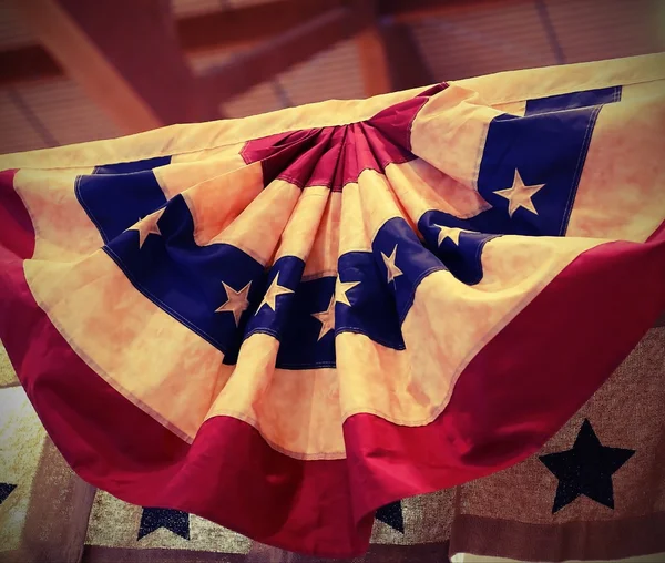 Amerikanische Flagge im kreisförmigen Gewebe, das auf der Ranch hängt — Stockfoto