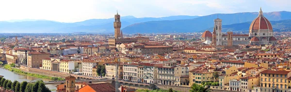 Tout en bref dans le vaste panorama de la ville de Florence — Photo