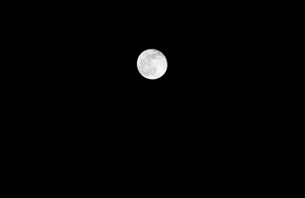 Branco magia lua cheia em uma noite escura — Fotografia de Stock