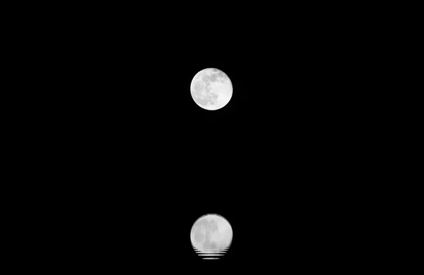 Pleine lune magique dans la nuit noire avec réflexion sur l'eau — Photo