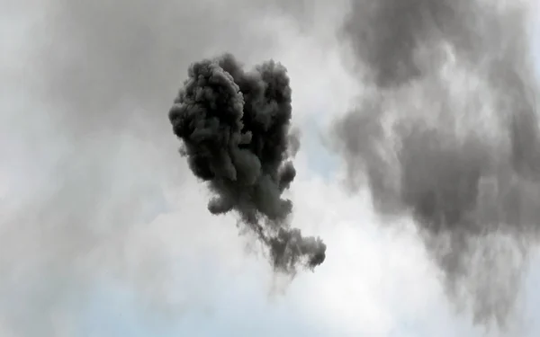 Shocking black cloud after the explosion of the rocket — Stockfoto