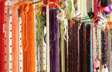 inci ve mücevher satışında renkli taşlar ile yapılan Kolyeler