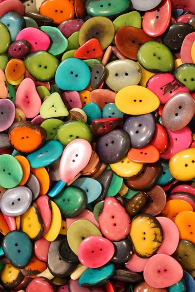 Bakgrund av färgglada knappar gjorda med torkade palm frön — Stockfoto
