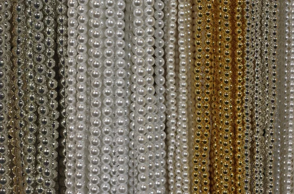 Fond de colliers précieux de perles d'or argent et blanc — Photo