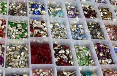 Taçlar ve taş dekorasyon ve kolye ile kutuları