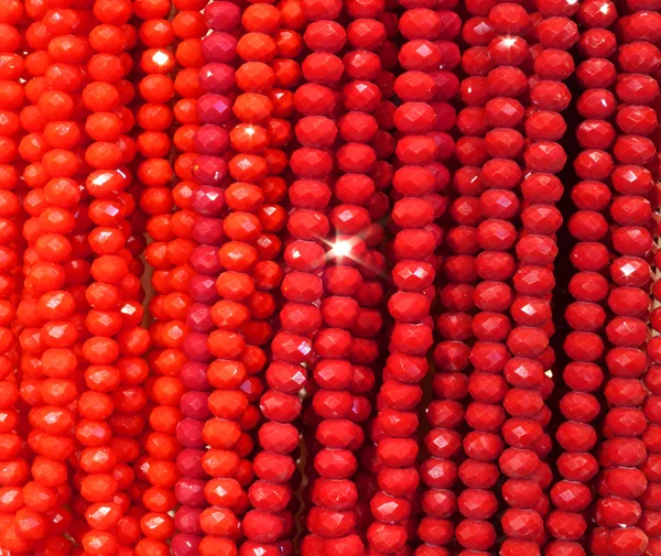 Naszyjniki tle błyszczące czerwone koraliki na sprzedaż — Zdjęcie stockowe