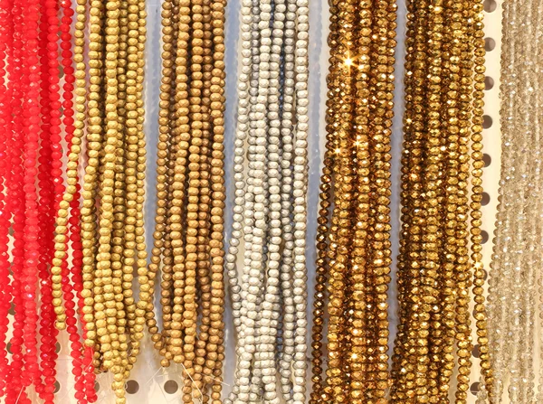Naszyjniki z pereł i kolorowe kamienie na sprzedaż — Zdjęcie stockowe