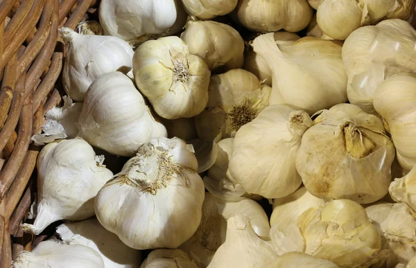 Hintergrund der Knoblauchzehen zum Verkauf im Gemüsehändler — Stockfoto