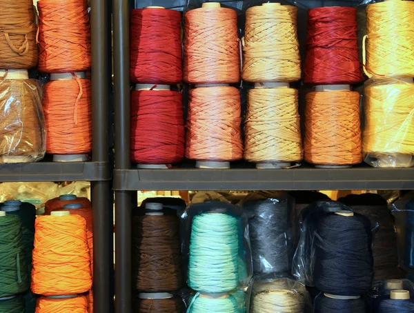 Estante lleno de madejas de hilos de colores de lana y algodón para s — Foto de Stock