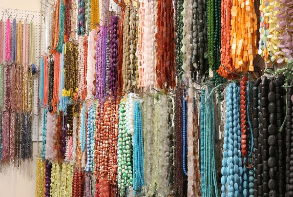 Collares hechos con perlas y piedras de colores para la venta — Foto de Stock