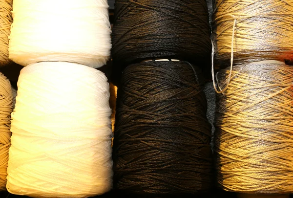 Madejas de hilos de lana de colores — Foto de Stock