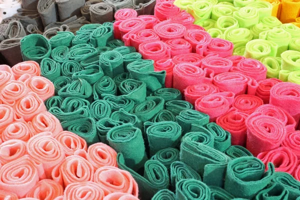 Muchos rollos de pannolenci de colores para la venta — Foto de Stock